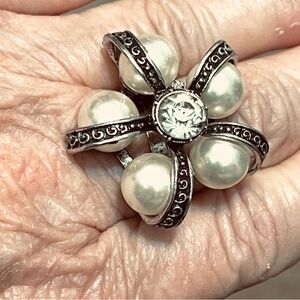 Elegant Silver and Pearl Flower Ring